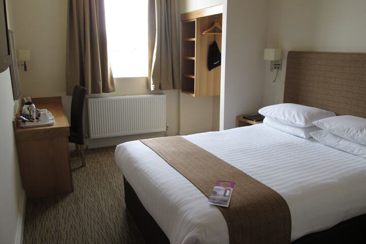 Room 8 of 83