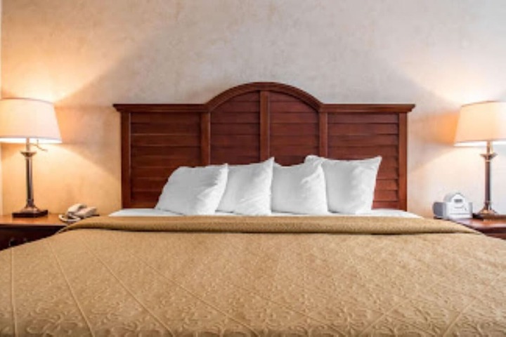 1 King Bed (1 of 9)