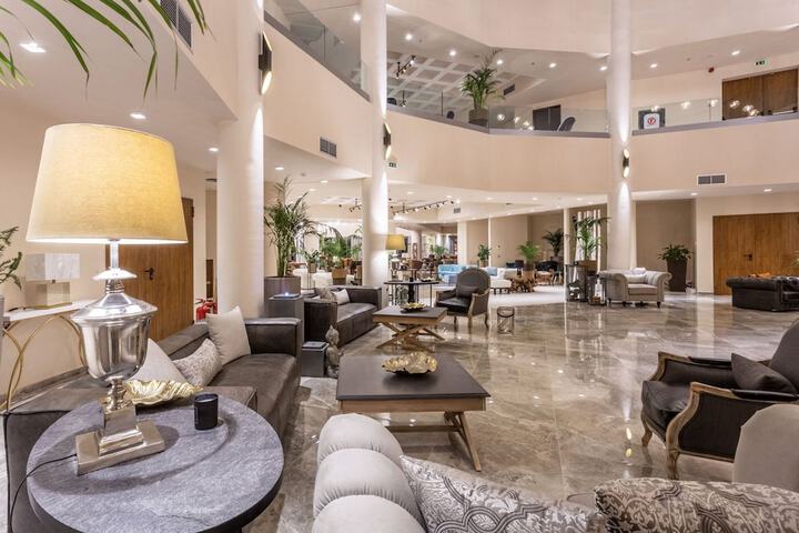 Lobby lounge
