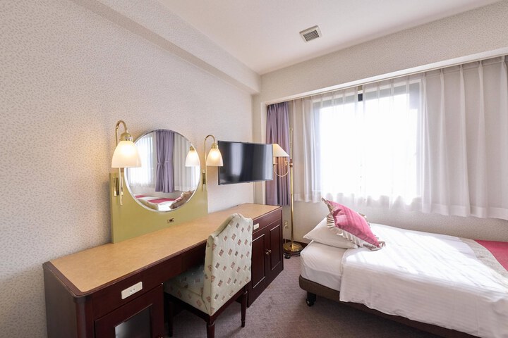 Room 28 of 74
