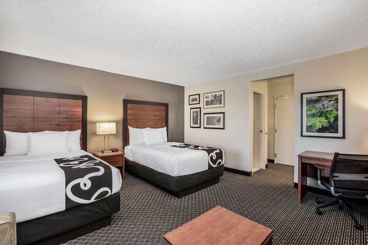 2 Double Beds (7 of 8)