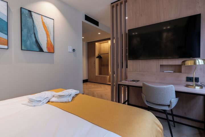 Room 7 of 32