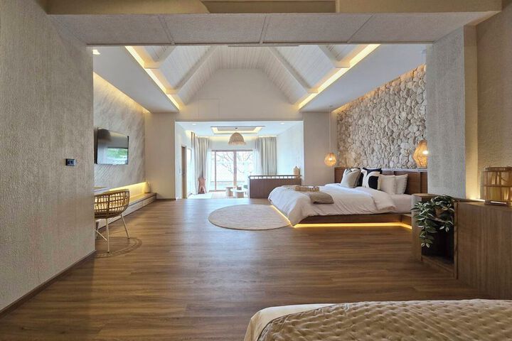 Room 28 of 142