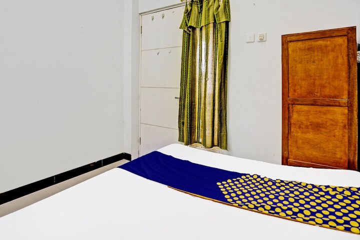 Room 2 of 10