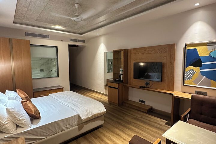 Room 7 of 18
