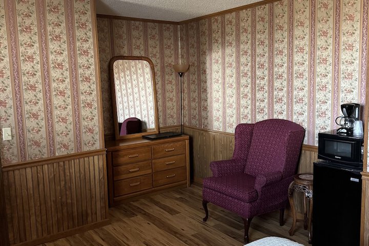 Deluxe Queen Bed (4 of 7)