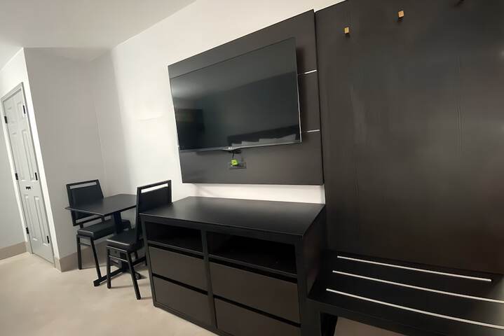 Room 4 of 8