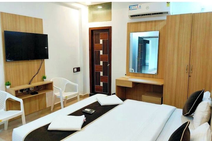 Room 5 of 18