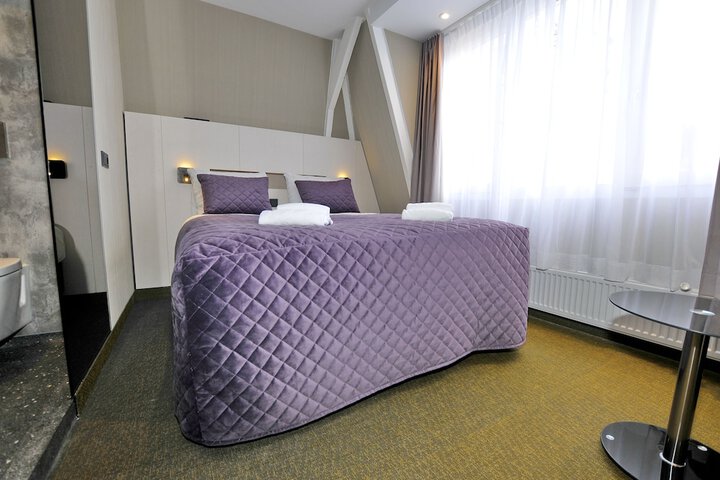 Room 9 of 42