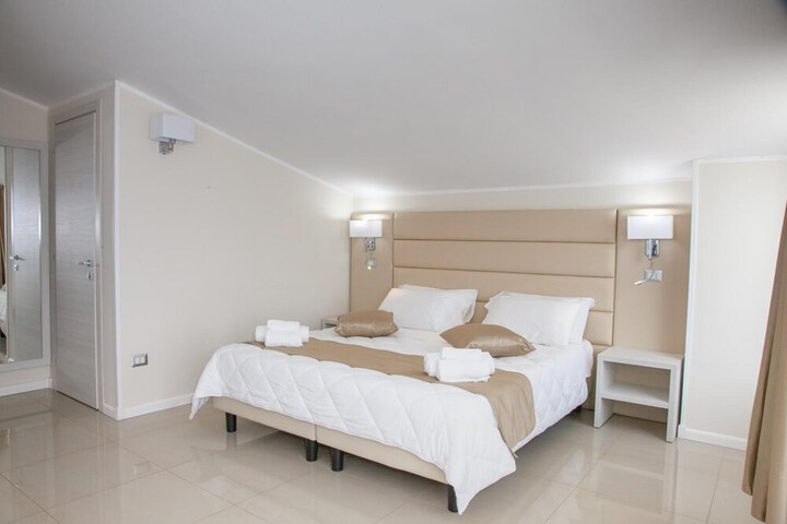 Room 10 of 62