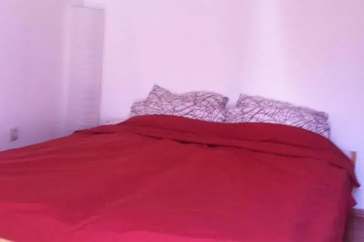 Room 5 of 8