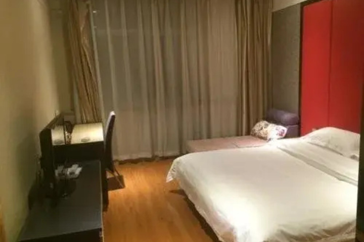Room 6 of 8