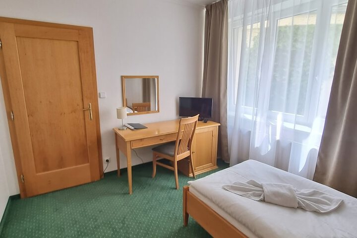 Room 6 of 51
