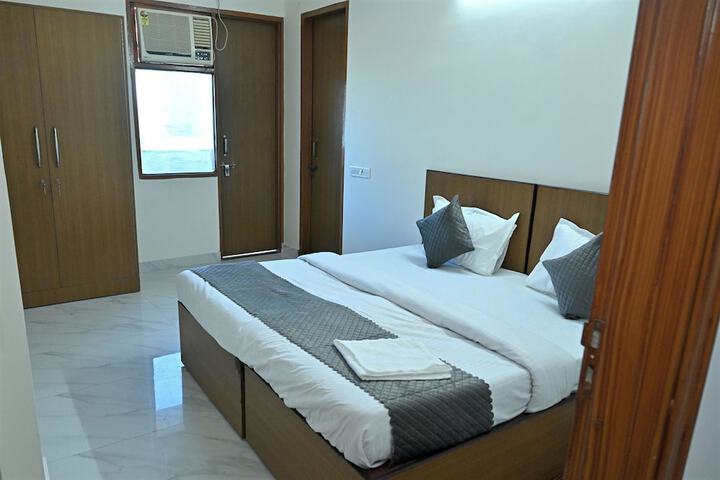 Room 6 of 9