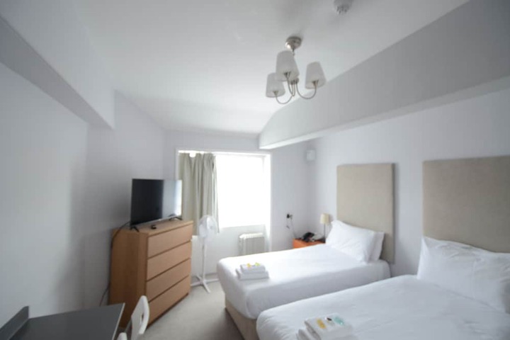 Room 225 of 371