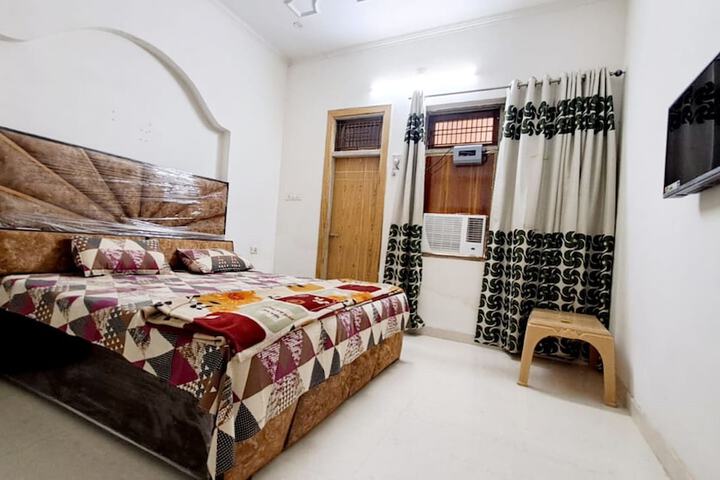 Room 5 of 14