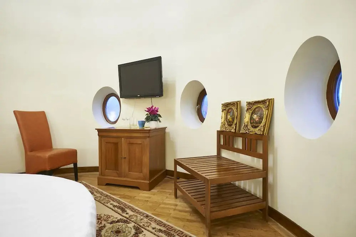 Room 3 of 8