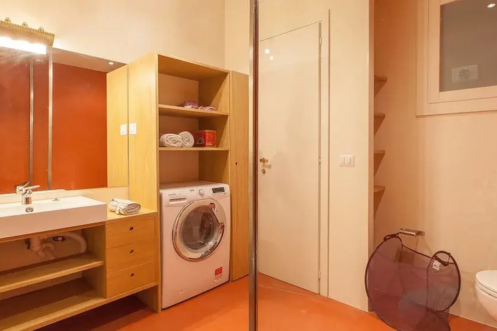Room 6 of 13