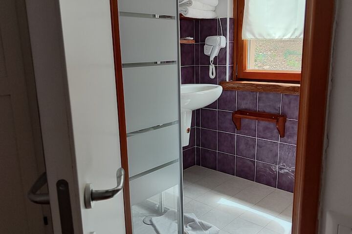 Room 6 of 34