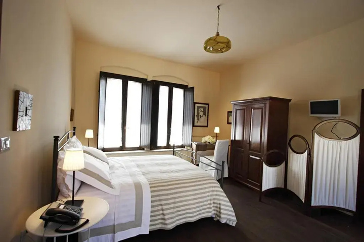 Room 5 of 13