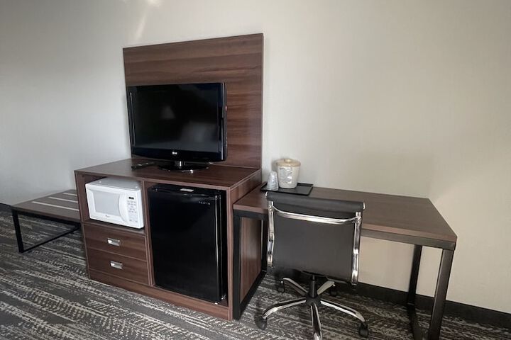 1 King Bed Accessible (8 of 24)