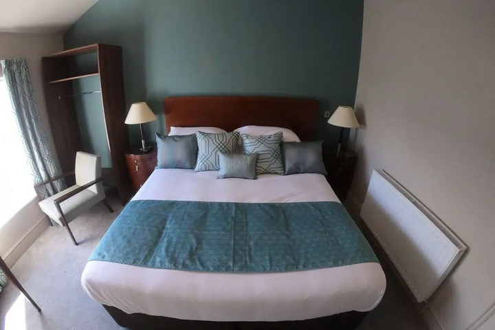 Room 5 of 12