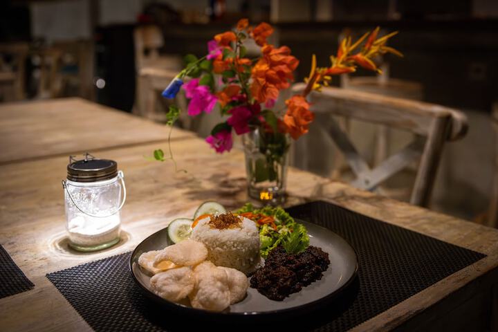 Dining 16 of 34