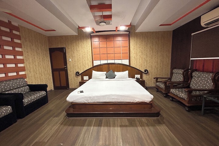 Room 2 of 16