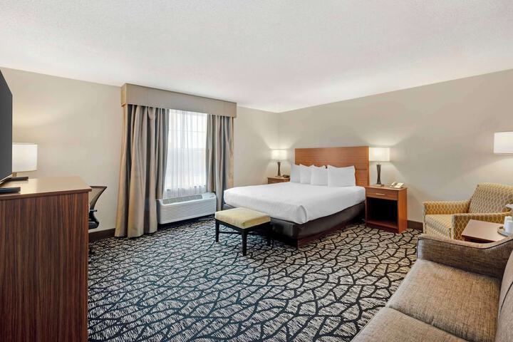 1 King Bed Microwave and Refrigerator WiFi Walk in Shower Full Breakfast (14 of 14)