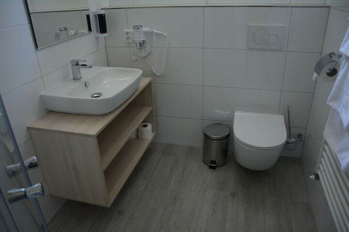 Room 15 of 37