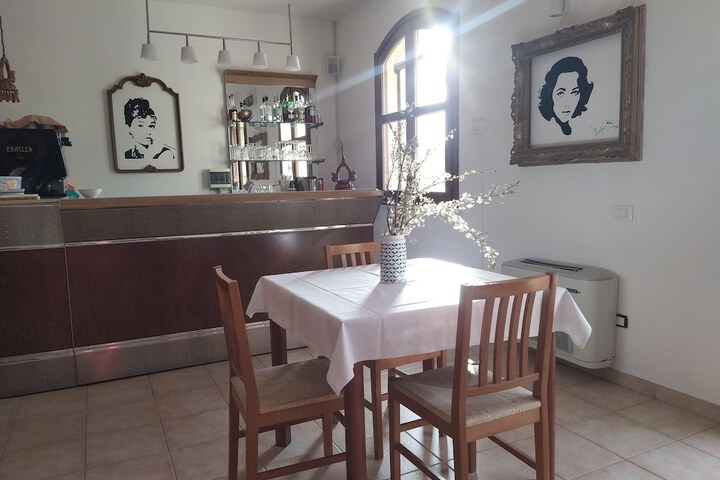 Dining 8 of 40