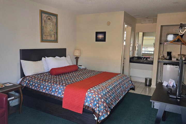 1 King Bed (11 of 16)