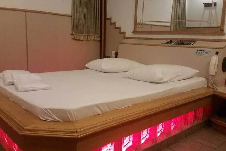 Room 6 of 28