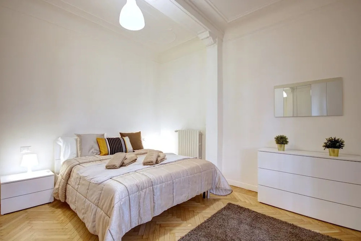 Room 7 of 12