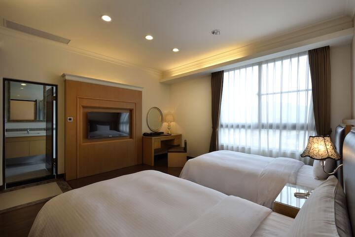 Room 27 of 97