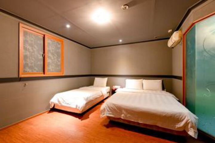 Room 6 of 18