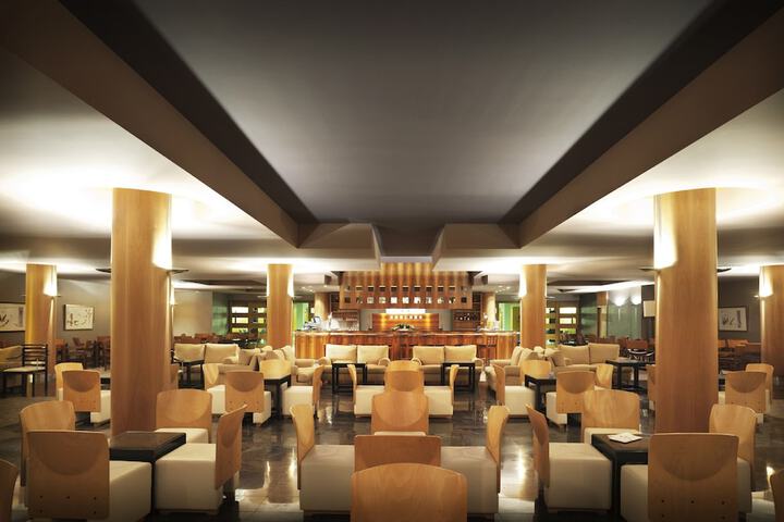 Lounge 82 of 94