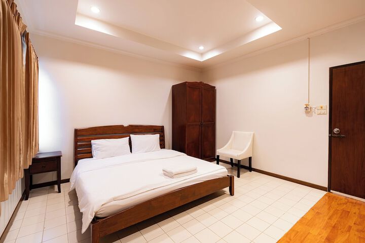 Room 28 of 153