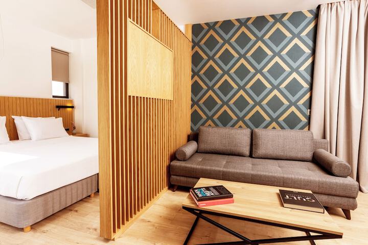 Room 4 of 84