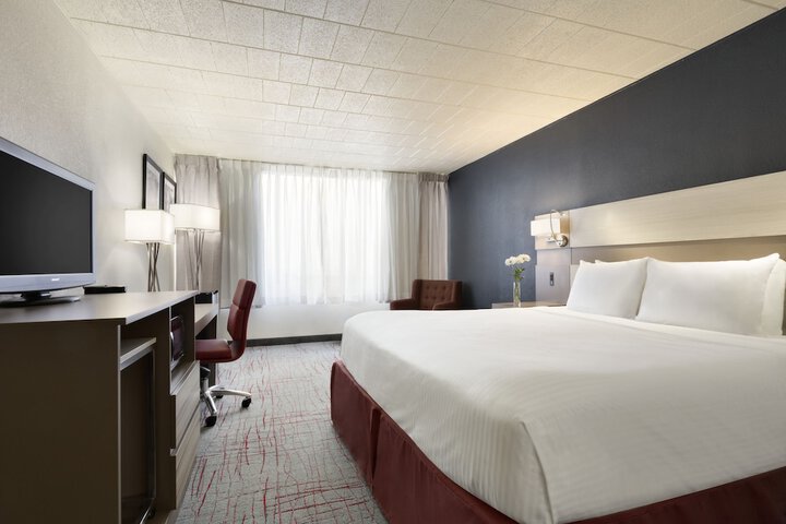 1 King Bed (3 of 5)