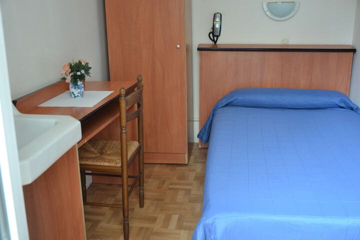 Room 32 of 70