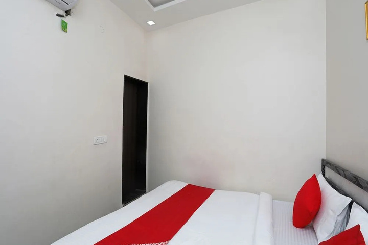 Room 7 of 12