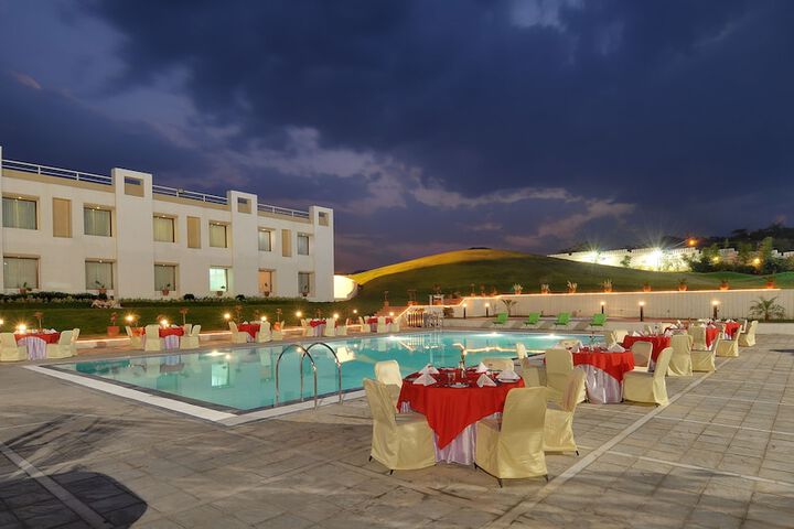Pool Hotel