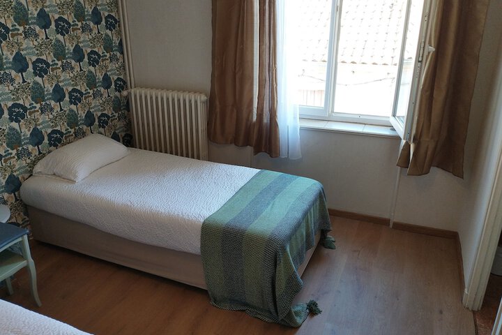 Room 5 of 98