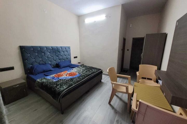 Room 9 of 12