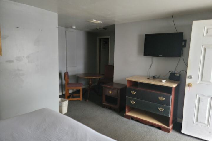 Classic Room 1 Queen Bed (2 of 4)