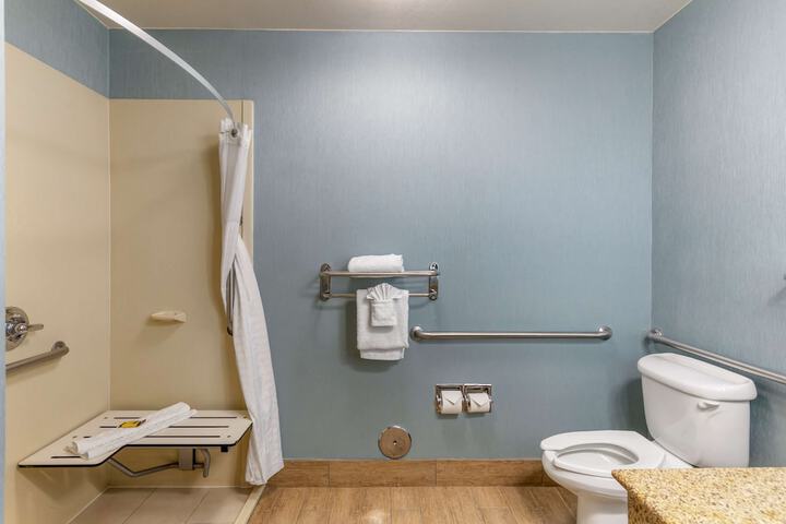 2 Queen Beds High Speed Internet Accessible Microwave and Refrigerator Flat Screen Television Desk Full Breakfast (6 of 8)