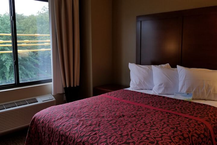1 Queen Bed (8 of 10)