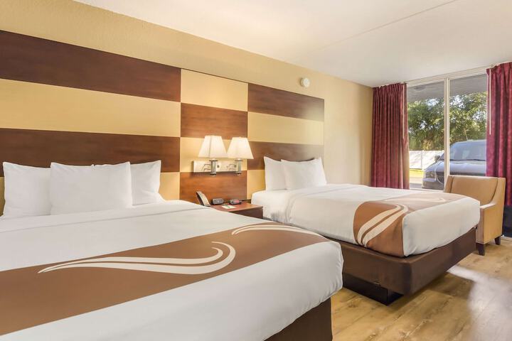 1 Queen Bed Accessible (9 of 9)