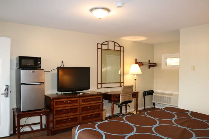 1 King Bed Room with Free WiFi, Refrigerator, Microwave (2 of 3)